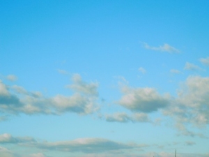 Poco nuvoloso, piogge locali, venti deboli-moderati, temperature in calo